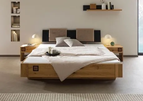KITZBUHEL Łóżko z dwiema szafkami nocnymi #269 Dąb naturalny olejowany + Poduszki na zagłówku 160x200 cm KITZBUHEL Łóżko z dwiema szafkami nocnymi #269 Dąb naturalny olejowany + Poduszki na zagłówku 160x200 cm